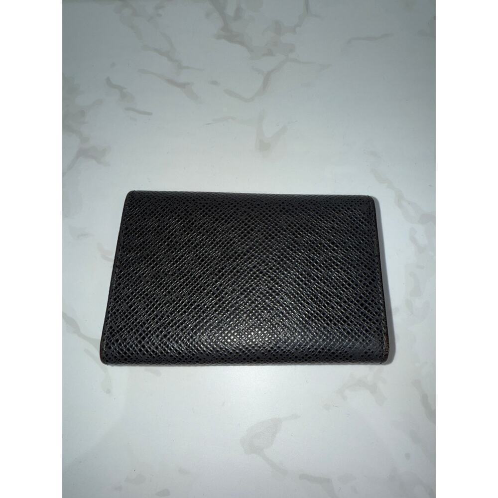 Louis Vuitton Taïga 6-Key Holder in Black - Picture 4 of 7